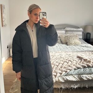 LONG BLACK PUFFER coat in black